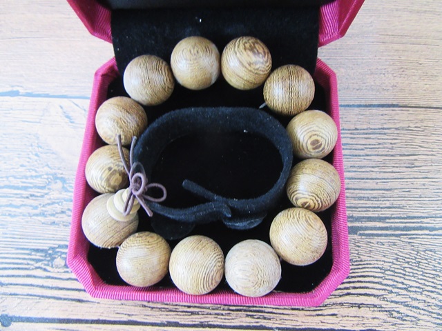 1X Wooden Beaded Bracelet with Gift Box - Click Image to Close